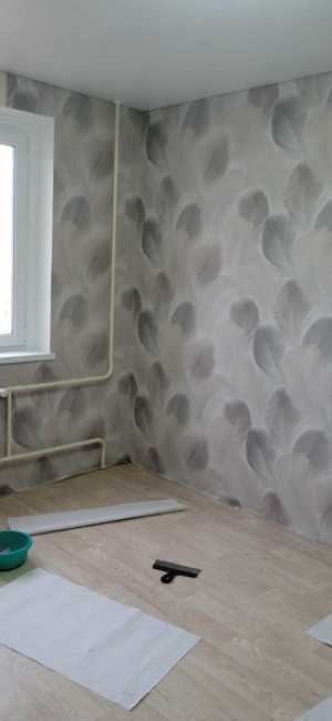 Поклейка обоев. Установка напольного плинтуса.