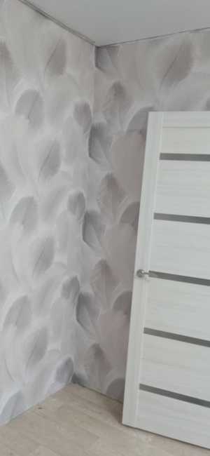 Поклейка обоев. Установка напольного плинтуса.