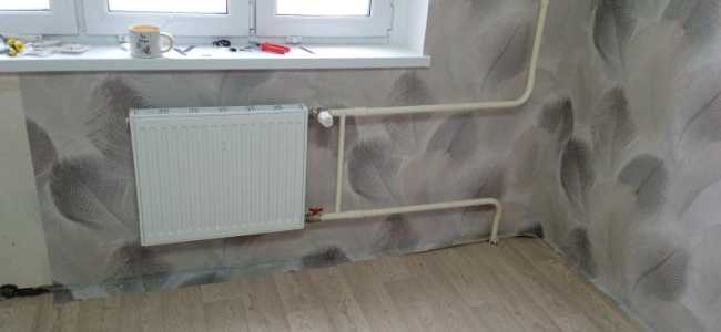 Поклейка обоев. Установка напольного плинтуса.