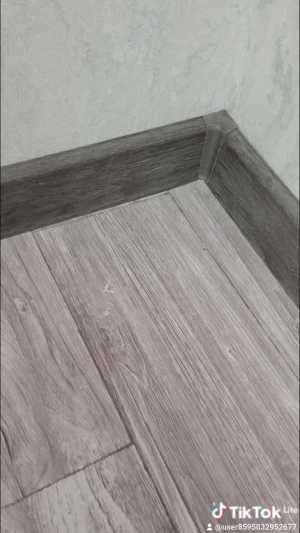 Поклейка обоев. Установка напольного плинтуса.