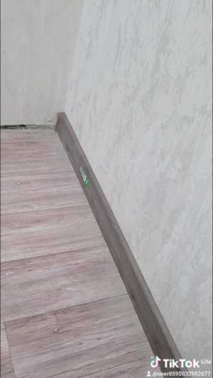 Поклейка обоев. Установка напольного плинтуса.