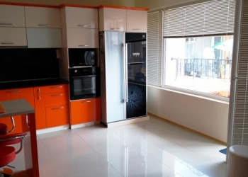 Продам 4-х комнатную 2-х уровневую квартиру в Болгарии