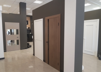 Двери, ручки, замки, плинтус