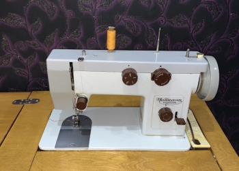 Швейная машина Чайка - 143 с тумбой (столом) б/у