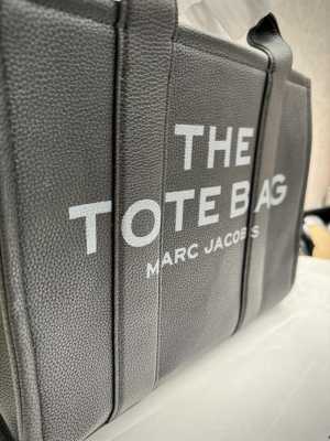  Marc Jacobs the tote bag