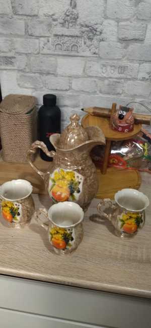 Кувшин и три бокала