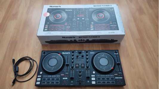 DJ  Numark Mixtrack Platinum FX