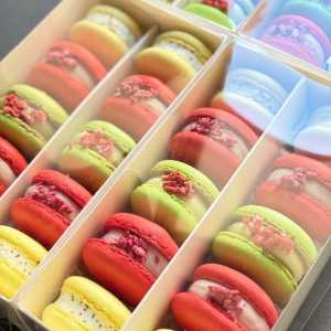 Принимаю заказы на десерты и пирожные .