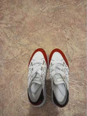 Продам кроссовки женск. 36 размер