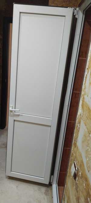 Дверь пластиковая бу