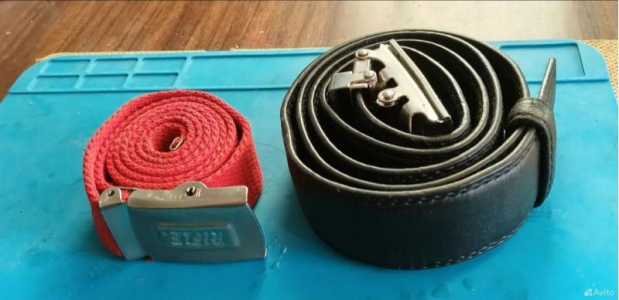 На джинсы ремень.