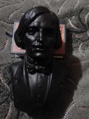 Бюст Н. В. Гоголь