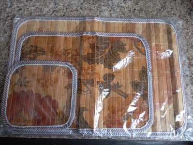 Набор бамбуковых салфеток для сервировки.