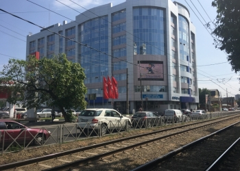2 светодиодных экрана в центре Краснодара