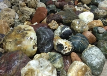 Красивый камень природный 15 тонн