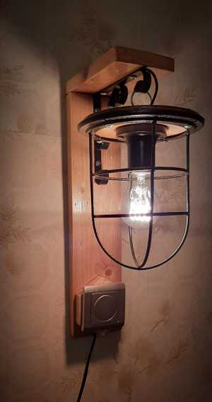 Декоративный настенный светильник «Орех».