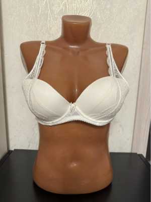 Бюстгальтер белый.