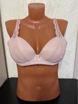 Бюстгальтер нежно розовый.