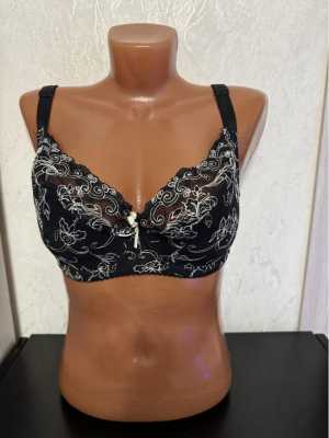 Бюстгальтер черный с белой вышивкой.